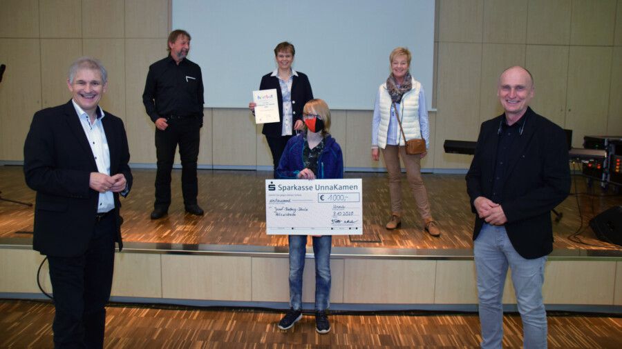 Eine kleine Delegation der Josef-Reding-Schule um Schulleiter Klaus Helmig (2.v.l.) nahm den Preis im Märkischen Berufskolleg entgegen. (Foto: Anita Lehrke - Kreis Unna)