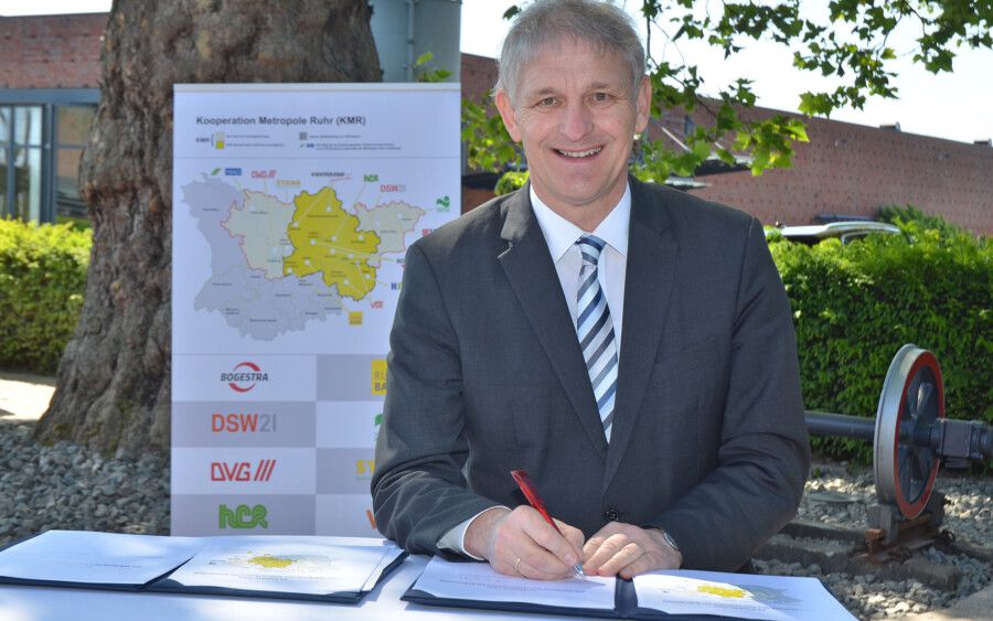 Auch Landrat Makiolla unterzeichnete den 11-Punkte-Plan zur Stärkung des ÖPNV. (Foto: Andre Grabowski - Stadt Bochum)