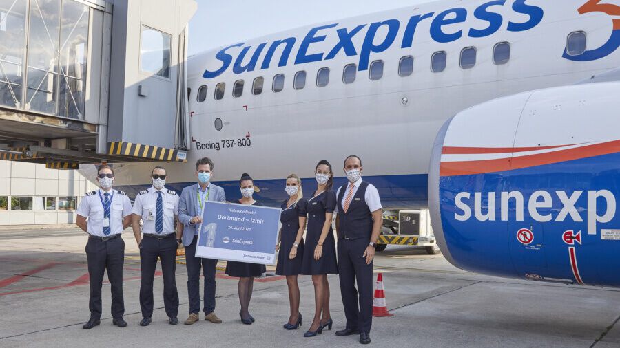 Seit dem Wochenende fliegt SunExpress wieder regelmäßig von Dortmund nach Izmir: SunExpress-Crew und und Flughafen-Sprecher Tim Elsdörfer. (Foto: Dortmund Airport)