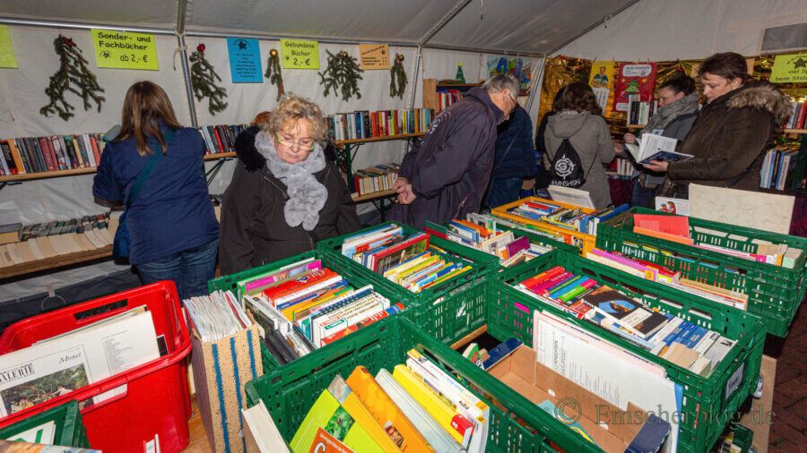 Ein Bücherzelt wie dieses kann der Verein "Wir für Holzwickede" auf dem kommenden Weihnachtsmarkt nicht mehr anbieten. Stattdessen werden Bücher aus der Garage neben dem Ärztehaus am Markt verkauft. (Foto: P. Gräber - Emscherblog)
