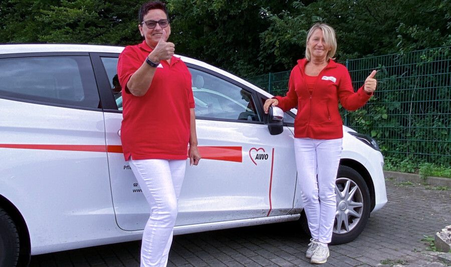 Daumen hoch für die Pflegeprämie: Mitarbeiterinnen der AWO Ruhr-Lippe-Ems freuen sich über die Corona-Bonuszahlung für Pflegekräfte. (Foto: Magnus Memmeler/AWO Ruhr-Lippe-Ems)