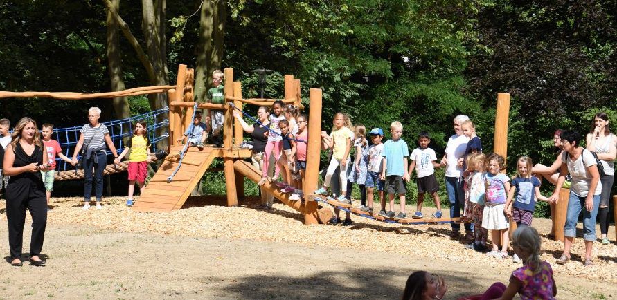Darauf haben die Kinder lange gewartet: Der neue Mehrgenerationen-Spielplatz im Emscherpark ist freigegeben. (Foto: privat)