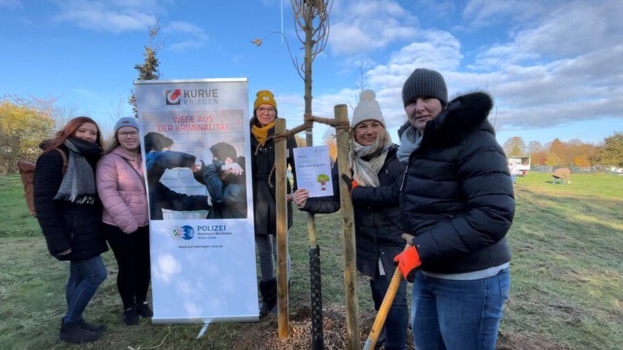 Das Kurve-Kriegen-Team der Kreispolizei Unna pflanzte zum einjährigen Bestehen der Initiative am Samstag einen Baum im Bürgerwald Holzwickede. (Bild: Polizei Unna)