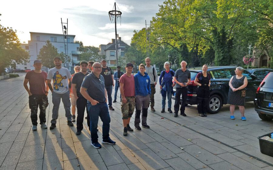 Ein Teil der insgesamt 41 Männer und Frauen, die heute Morgen mit Thorsten Arnold vom Marktplatz in Holzwickede aus ins Ahrtal gestartet sind, um dort bei den Aufräumarbeiten nach der Flutkatastrophe zu helfen. (Foto: privat)