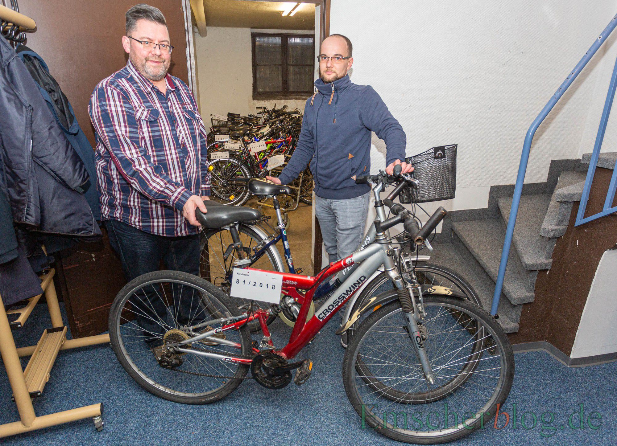 Torsten Doennges (li.) und Patrik Büttner bereiten wieder eine Internet-Auktion der Fundsachen der Gemeinde vor: Versteigert werden auch 36 Fahrräder, darunter gut erhaltene Mountainbikes und Rennräder. (Foto: P. Gräber – Emscherblog)