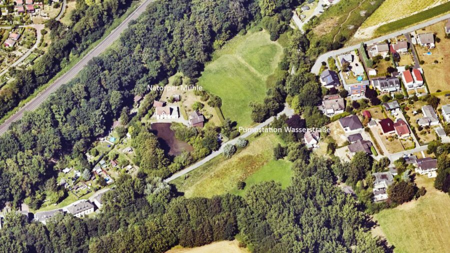 Das Luftbild zeigt den Standort der Natorper Mühle. Der hochwassergefährdete Bereich entspricht in etwa der Freifläche links und rechts der Wasserstraße. (Luftbild: Kreis Unna)