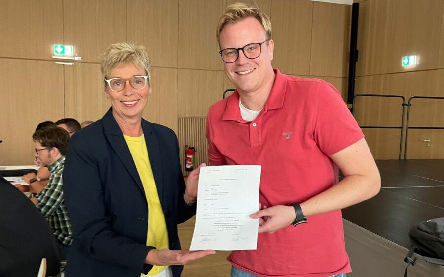 Bürgermeisterin Ulrike Drossel überreichte Sascha Pawelka (r.) nach seiner Vereidigung die Ernennungsurkunde und gratulierte dem neuen Ratsmitglied. (Foto: SPD)