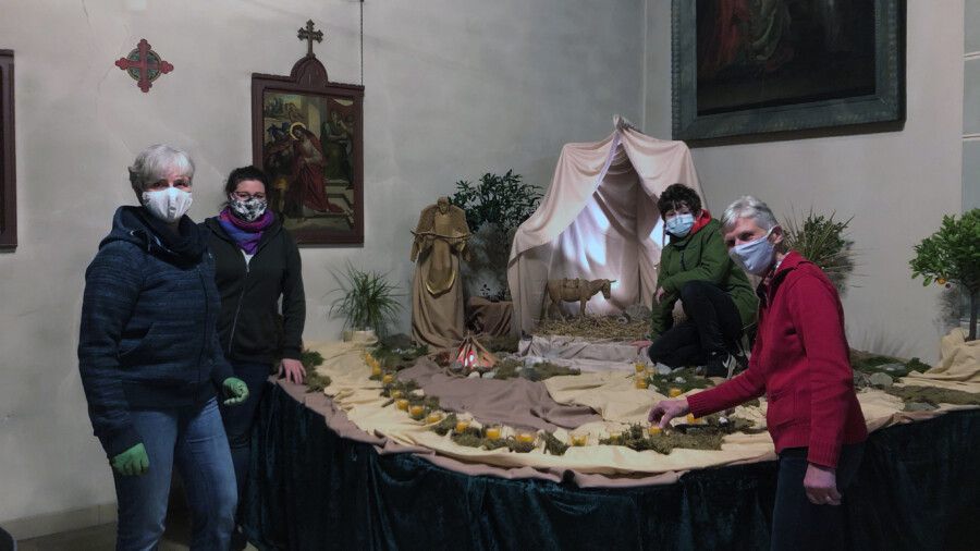 Das Liturgieteam, unterstützt von zwei Syrern, bauten rechtzeitig zum 1. Advent die Krippenlandschaft in der St. Stephanuskirche auf. Das Foto zeigt die Frauen, die die Krippenlandschaft gestalteten. (Foto: privat)