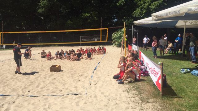 Die Kinder warten gespannt auf die Siegerehrung auf der Beachanlage des 1. VVH in der Schönen Flöte. (Foto: privat)