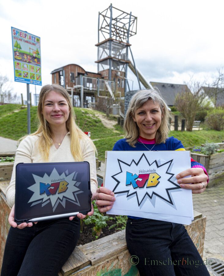 So sieht es aus: Laura Drengenberg (li.) und Kerstin Dreisbach-Dirb stellten das neue Logo des Kinder- und Jugendbüros heute vor. (Foto: P. Gräber - Emscherblog)