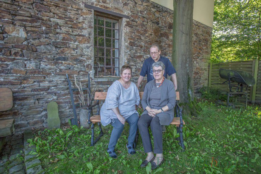 Birgit Skupch, Monika Blennemann (r.) und Martin Böttcher auf der alten Bank von Haus Dudxrntoh, die der Historiscvhe Verein retten konnte. (Foto: P. Gräber - Emscherblog.de)