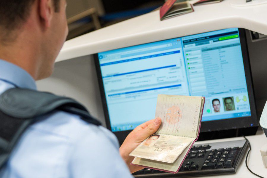 Die Bundespolizei hat am Samstag im Dortmunder Flughafen bei der Ein- und Ausreisekontrolle eines Fluges drei Haftbefehle vollstreckt. (Foto: Bundespolizei)