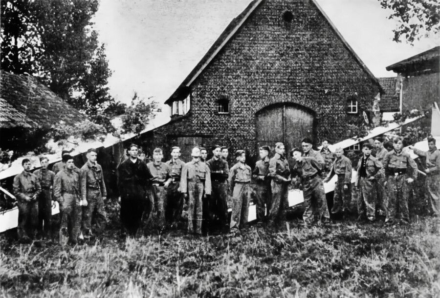 Segelflugschüler mit ihren Flu8geräten im August 1940. (aus: Geschichten aus Holzwickede, Hengsen und Opherdicke)