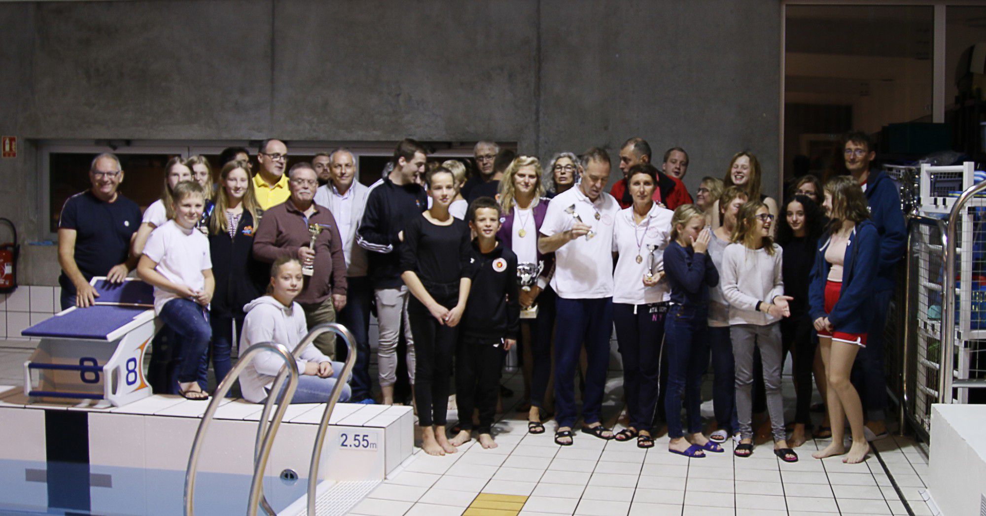 15 Teilnehmer der DLRG Holzwickede nahmen am Wochenende an einem Sechs-Stunden-Schwimmen teil: Das Foto zeigt die Holzwickeder mit ihren Gastgebern im Hallenbad der französischen Partnerstadt. (Foto: privat)