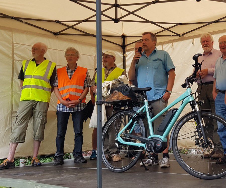 Auf der Bühne des Gemeindefestes in Holzwickede stellt Volker Rotthauwe das Kirchenrad vor. (Foto: privat)