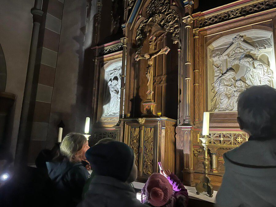 Mit der Taschenlampe gingen die Kinder bei der Funzelkirchenführung auf Entdeckungstour durch die St. Stephanuskirche. (Foto: privat)
