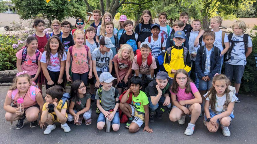 Das Foto zeigt Holzwickeder Ferienkinder bei einem Ausflug in den Zoo, den der Ortsjugendring im Ferienspaß-Programm in diesem Sommer angeboten hat. (Foto: privat)