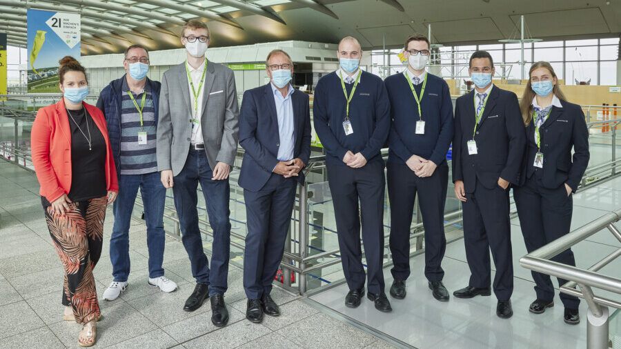 Flughafen-Geschäftsführer Ludger van Bebber (M.) und Ausbildungsleiter Holger Blase begrüßt die neuen Auszubildende 2021. (Foto: : Dortmund Airport / Hans Jürgen Landes)