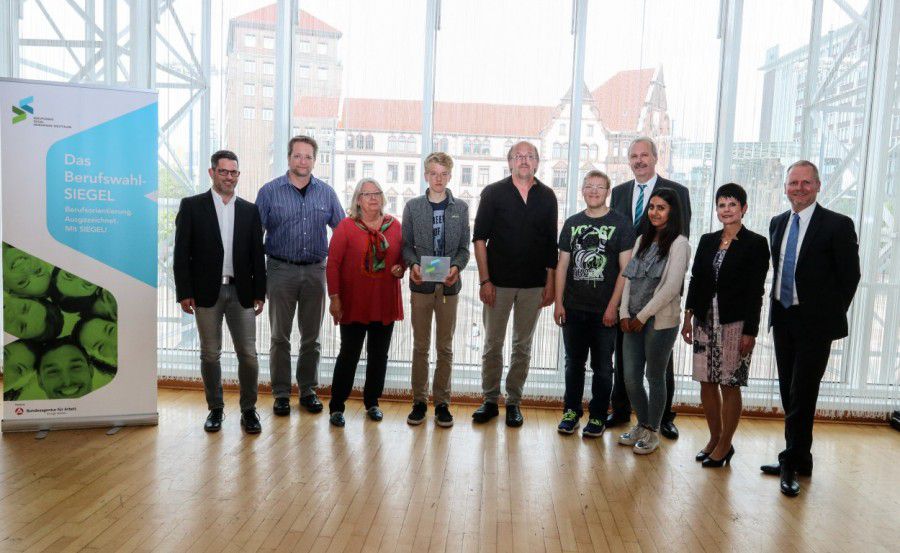 Eine Delegation der Karl-Brauckmann-Schule nimmt die Auszeichnung gestern in Dortmund entgegen. Foto: Roman von Götz