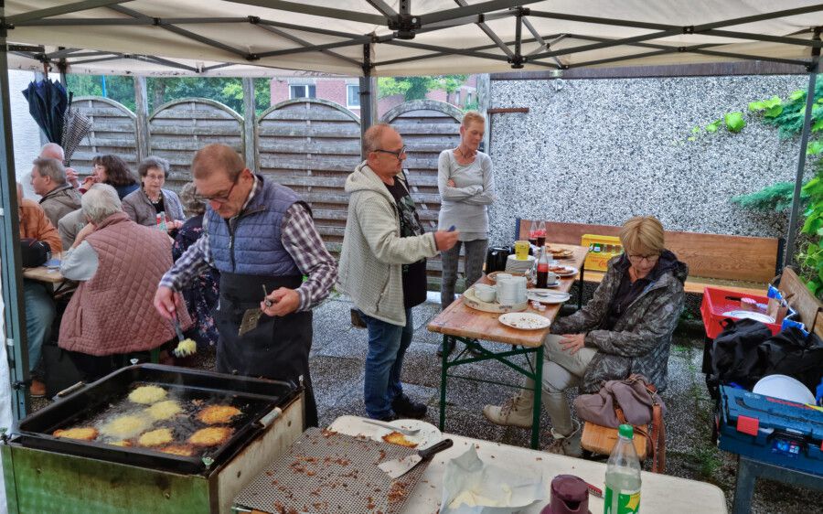 Das Blaue Kreuz Ortsverein Holzwickede feierte am vergangenen Samstag sein Sommerfest mit selbstgemachten Kartoffelpuffern. (Foto: Dirk Lindau)