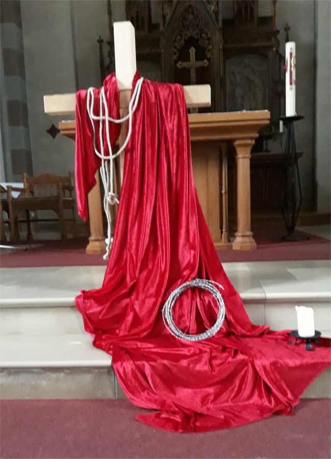 Ein gestaltetes Kreuz und Bilder von Sieger Köder regen zurn Passionsmeditation in der St. Stephanuskirche an. (Foto: privat)