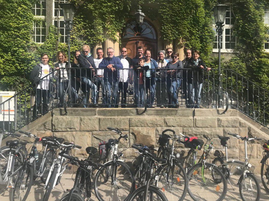 Die Teilnehmer der Ferienradtour der CDU machten das Holzwickeder Rathaus vor dem Start zum Radhaus. (Foto: privat)