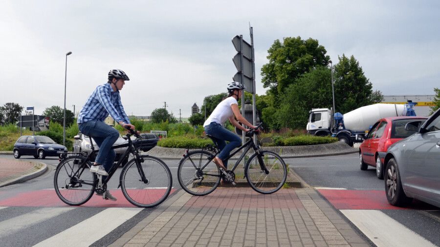 Im Kreisverkehr läuft's für Autofahrer meistens rund. Radfahrer sollten besondere Vorsicht walten lassen. Denn auch das Vorfahrtsrecht kann tückisch sein. (Foto: Birgit Kalle - Kreis Unna)