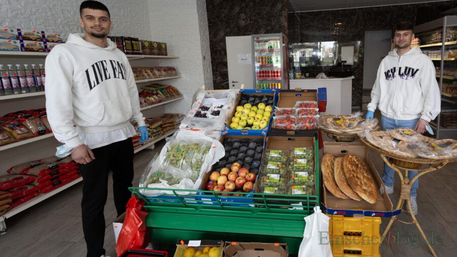 Führen den neuen Mini-Markt an der Nordstraße: die Brüder Kaniwar (li., 21 Jahre) und Serhat Uzun (19 jahre). Neben mediterranen Spezialitäten gibt es täglich frisches Obst und Gemüse in ihrem Laden. (Foto: P. Gräber - Emscherblog)