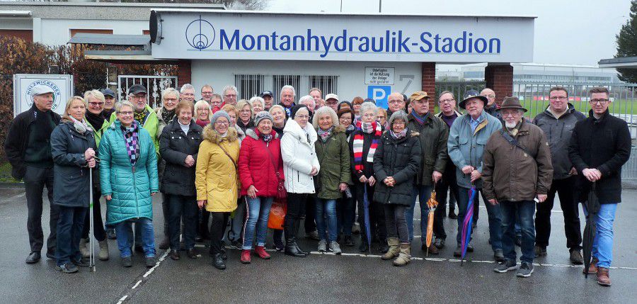 Die Teilnehmer der HSC-Silvesterwanderung trafen sich vor der Wanderung zum Hof Riedel vor Montanhydraulik-Stadion. (Foto: privat)