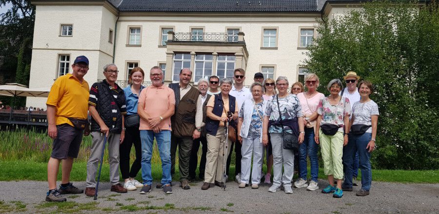 Auf Einladung der CDU trafen sich die wanderfreudigen Bürgerinnen und Bürger am Sonntag vor der Heimatstube, um sich von dort am Haus Opherdicke vorbei auf die etwa sieben Kilometer lange Strecke durch Opherdicke zu begeben. (Foto: CDU Holzwickede)