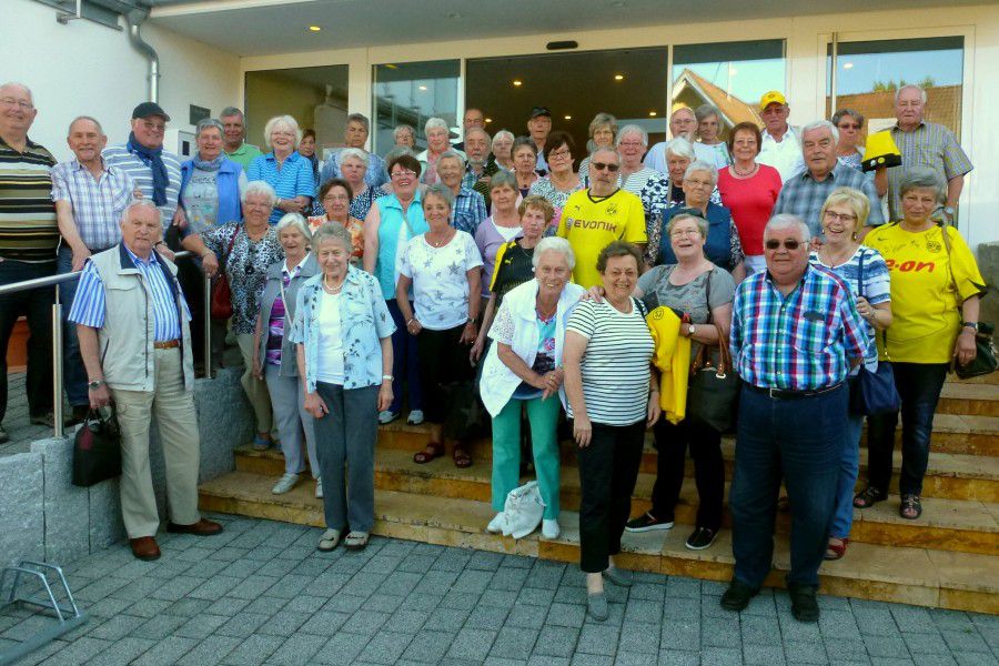 Die Reisegruppe des HSC-Gesundheitssports vor ihrem Hotel in Uhldingen, (Foto: privat)