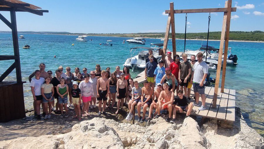Die Jugendgruppe mit Teilnehmern aus Holzwickede, Fröndenberg und Bönen kehrte am Wochenende aus einer Sommerfreizeit auf der kroatischen Halbinsel Istrien zurück. (Foto: privat)