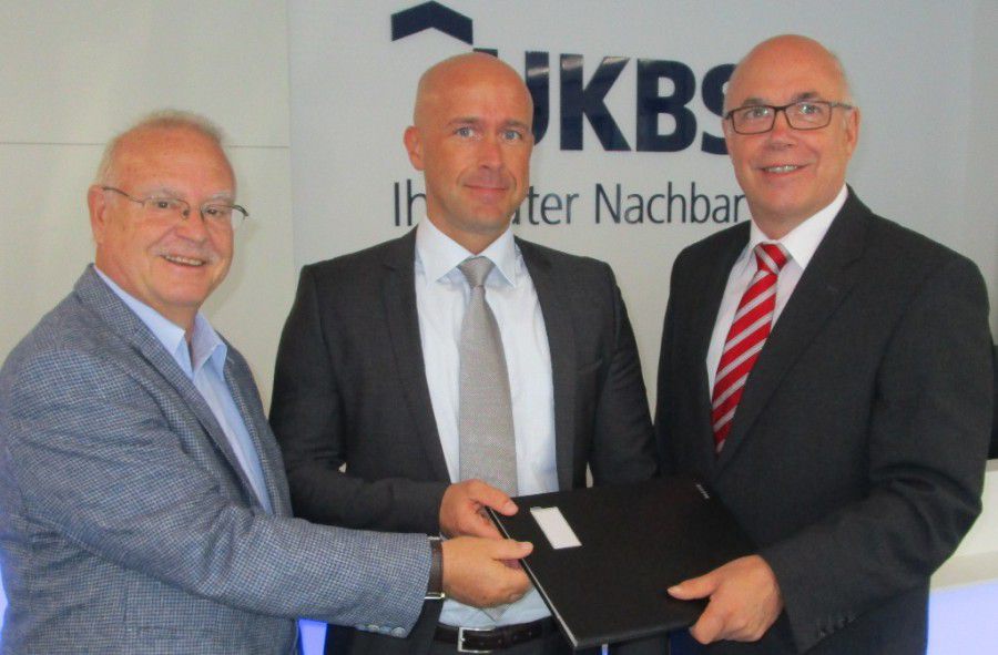 Aufsichtsratsvorsitzender Theodor Rieke (links im Bild) und Geschäftsführer Matthias Fischer (rechts) gratulierten dem neuen Prokuristen Alexander Krawczyk und wünschten einen guten Start ins neue Aufgabengebiet. (Foto: UKBS)