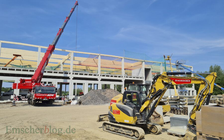 Die beiden großen Lagerhallen des Logistikzentrums an der Schäferkampstraße sind vermietet. Wie der Investor gestern im Planungsausschuss erklärte, sind nicht mehr als ca. 20 Lkw-Bewegungen täglich zu erwarten. (Foto: P. Gräber - Emscherblog)