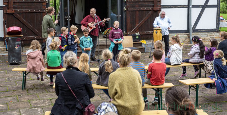 Uli Bär (m. Gitarre) und sein Team der Jugendkunstschule Unna nahmen die Grundschulkinder am Samstag auf dem Enscherquellhof mit auf eine Entdeckungsreise mit Musik, Kunst und Tanz. (Foto: P. Gräber - Emscherblog)