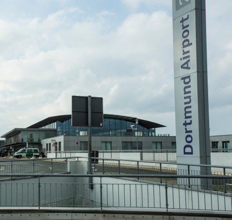Am Flughafen Dortmund hat heute ein Service-Fahrzeug das Regierungsflugzeug der Kanzlerin beschädigt. (Foto: P. Gräber - Emscherblog)