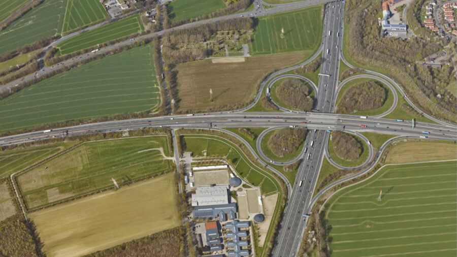 Das Autobahnkreuz Unna/Dortmund (Foto) wird umgebaut. Die Fahrbeziehung nach Unna-Zentrum wird künftig über den neuen Anschluss Am Oelpfad realisiert. (Luftbild: Geo-Service Kreis Unna)