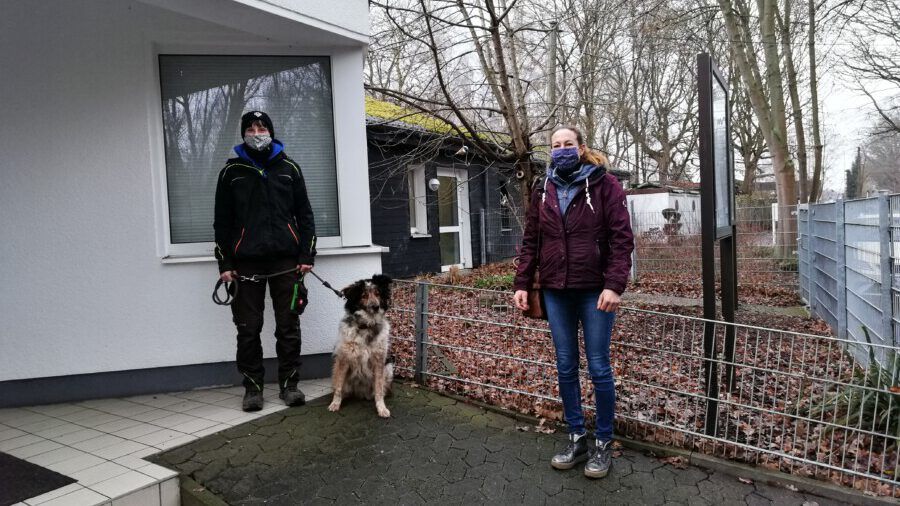Claudia Schnepper (r) von der Firma Schnepper nach der Spendenübergabe mit Tierpflegerin Janine Schroers und Hund Lio. (Foto: Tierheim Kreis Unna)