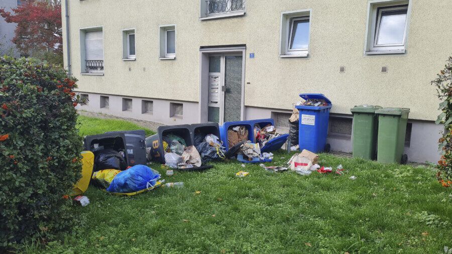Kein schöner Anblick: die umgeworfenen Mülltonnen vor dem Hauseingang Bahnhofstraße 1. (Foto: P. Gräber - Emscherblog)