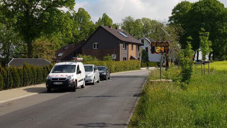 Eine Tempowarnanlage weist Autofahrer neuerdings an der Weststraße auf die gefahrene Geschwindigkeit hin. (Foto: Gemeinde Holzwickede)