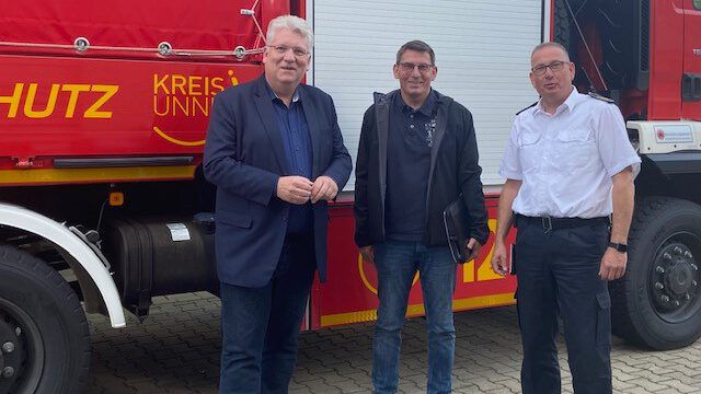 Hartmut Ganzke, Uwe Zühlke und Thomas Heckmann (von li.) tauschten sich am Zentrum für Gefahrenabwehr in Unna über das Hochwasserereignis und Handlungsbedarfe beim Katastrophenschutz aus. (Foto: SPD)