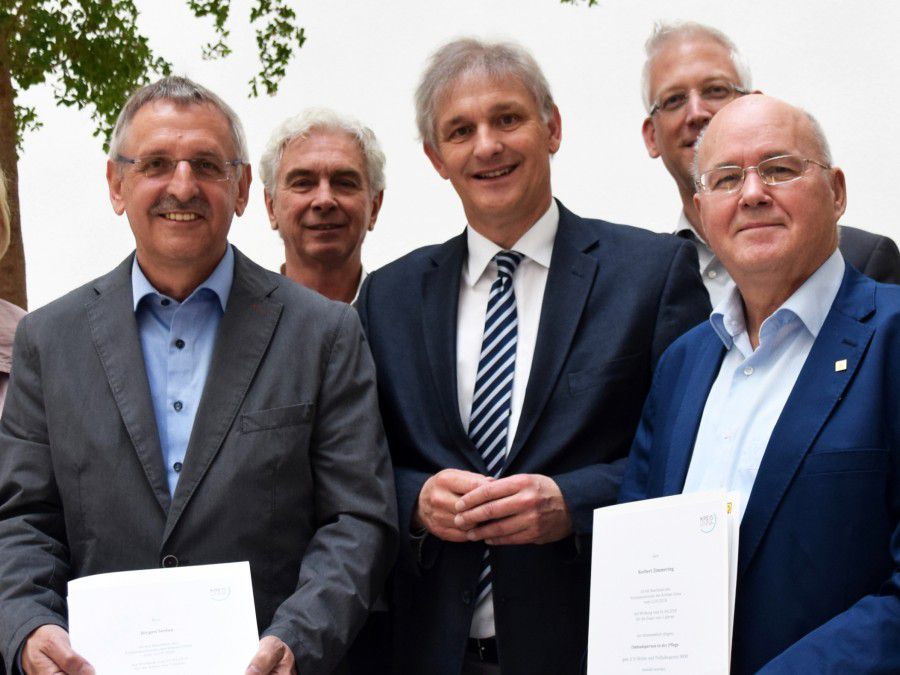 Die Ombudsmänner Norbert Zimmering (r.) und Jürgen Stefan (l.) wurden im April von Landrat Makiolla (M.) offiziell begrüßt. (Foto: Constanze Rauert – Kreis Unna)