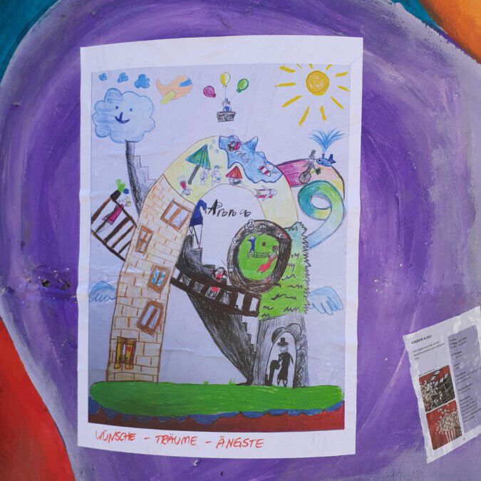 Mit Bildern wie dieses, auf dem ein achtjähriges Mädchen ihre Träume, Wünsche und Ängste in der Corona-Pandemie gemalt hat, ist die Litfaßsäule an der Lessingstraße plakatiert worden. (Foto: Treffpunkt Villa)