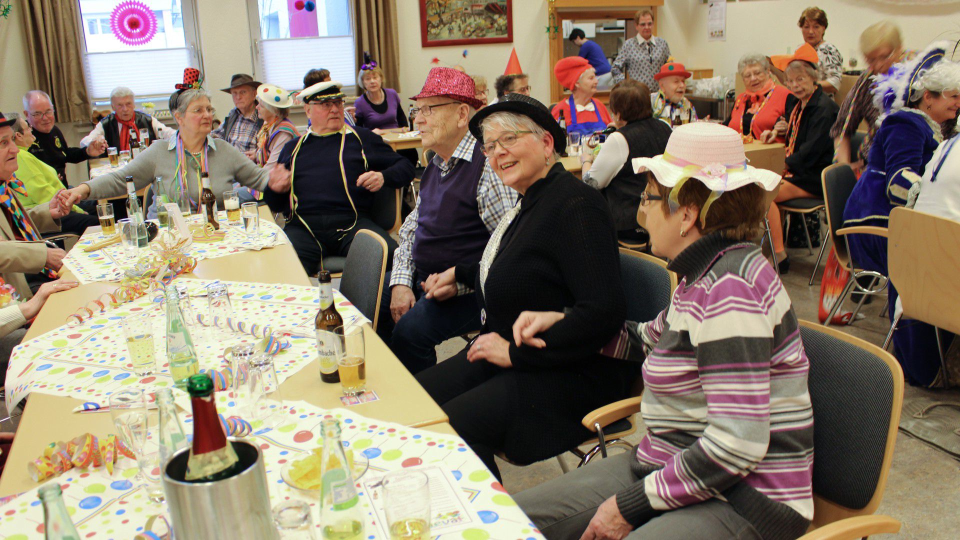 Bester Stimmung waren die fast 60 Mitglieder und Gäste bei der Karnevalfeier des Trägervereins am Samstag in der Seniorenbegegnungsstätte. (Foto: privat)