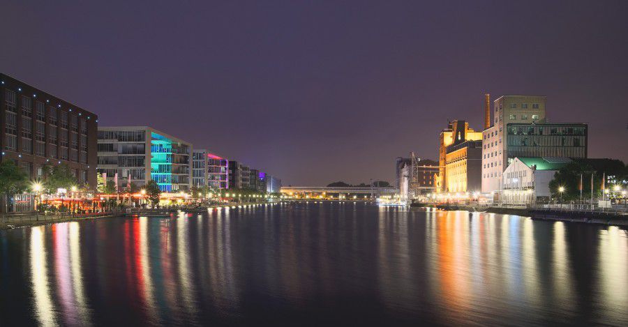 Blick auf den Duisburger Hafen bei Nacht. (Foto: Evgeni Tcherkassi - Paxabay)
