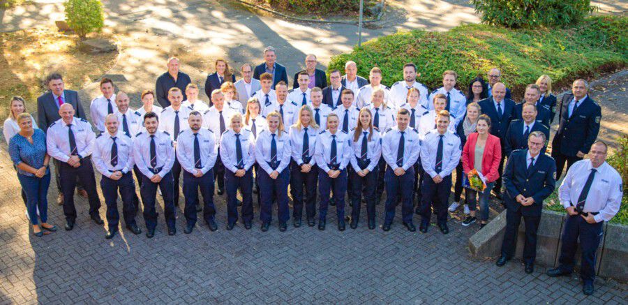 Die neuen Polizeibeamtinnen und -beamten, die bei der Kreispolizeibehörde Unna ihren Dienst antrete, wurden heute von Landrat Mario Löhr und ihren Vorgesetzten begrüßt. (Foto: Polizei Unna)