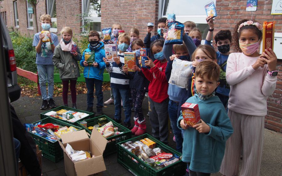 Sieben Kisten mit Lebensmitteln sammelten und spendeten die Kinder der Dudenrothschule für die Tafelausgabestelle Holzwickede. (Foto: privat)