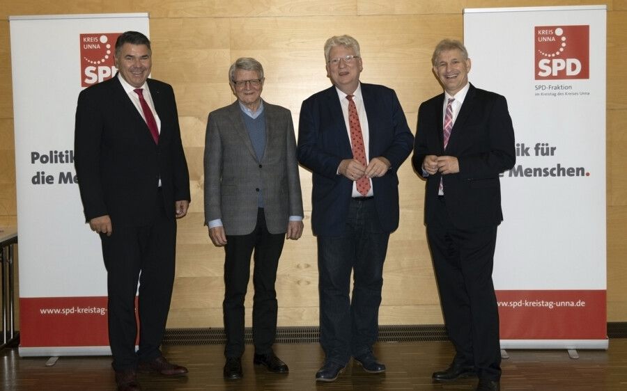 SPD-Fraktionsvorsitzender Hartmut Ganzke (3. v.l.) konnte unter anderem den aktuellen Landrat Mario Löhr, sowie dessen Vorgänger Gerd Achenbach und Michael Makiolla im Rahmen der Feierstunde begrüßen. (Foto: SPD Kreis Unna)