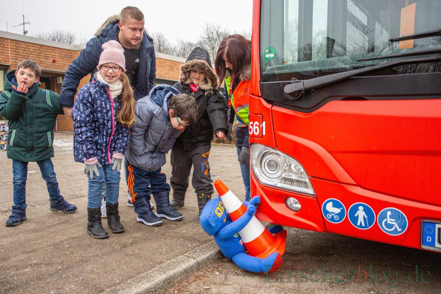 Warum man an der Haltestelle Abstand zum, Bus halten soll, verdeutlichte die Bustrainerin mit einem rot-weißen Hütchen und einem blauen Stofftier. (Foto: P. Gräber - Emscherblog.de)