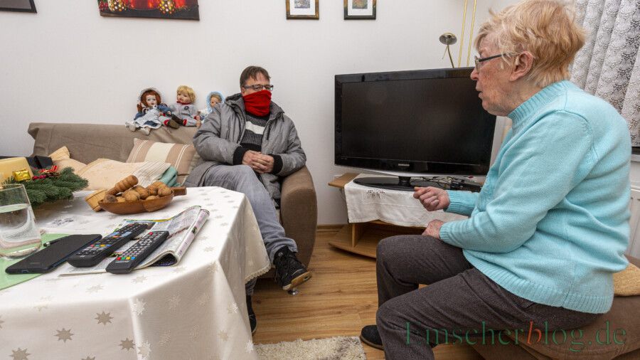 Leider sehr unter der Einsamkeit: Christa Biernath im Gespräch mit dem Vorsitzenden des Seniorenbeirates, Frank Brockbals. Seit ein paar Tagen funktioniert wenigstens ihr Fernseher wieder. (Foto: P. Gräber - Emscherblog)